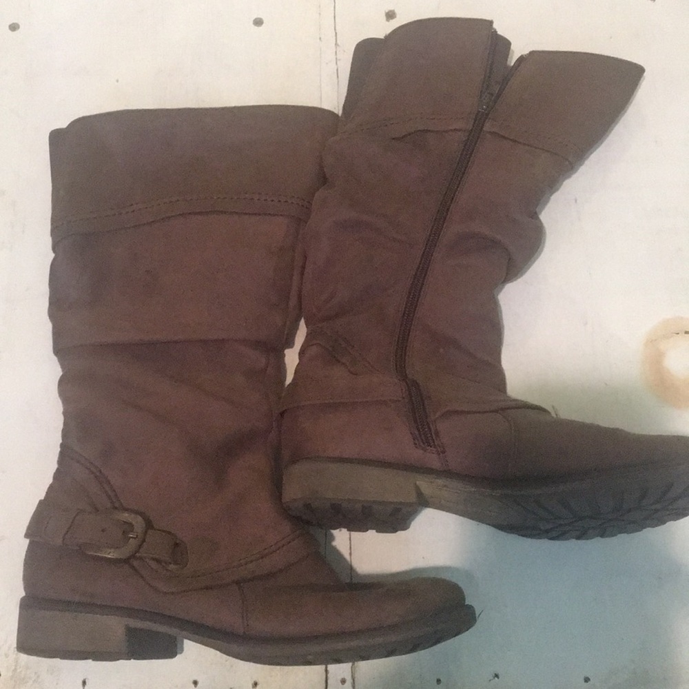 Tan/brown boots.